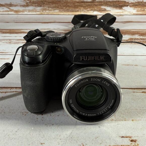 Fujifilm FinePix S700 7.1MP 10x Zoom Digital Camera Black Compact
